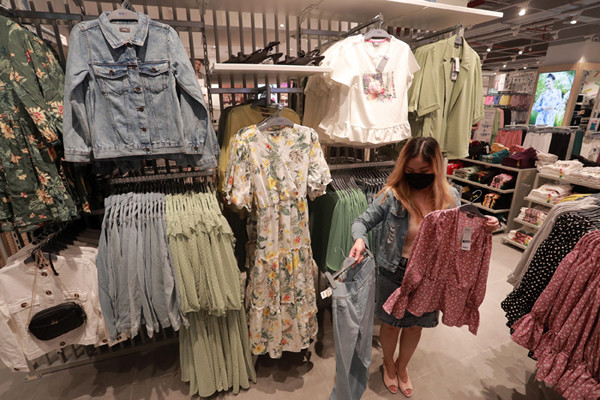 Pengunjung melihat produk fashion di gerai Max Fashions yang baru dibuka di Lippo Mall Puri, Kembangan, Jakarta Barat, Jumat (23/4/2021).
