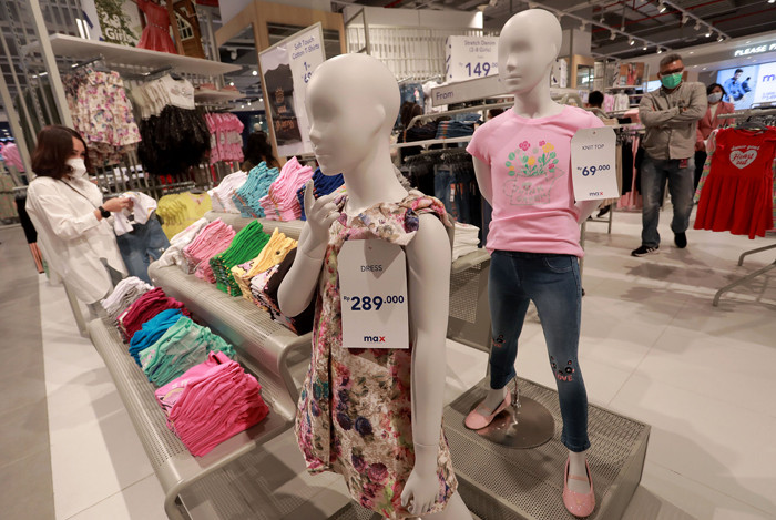 Pengunjung melihat produk fashion di gerai Max Fashions yang baru dibuka di Lippo Mall Puri, Kembangan, Jakarta Barat, Jumat (23/4/2021).