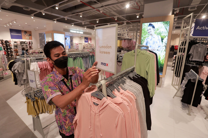 Pengunjung melihat produk fashion di gerai Max Fashions yang baru dibuka di Lippo Mall Puri, Kembangan, Jakarta Barat, Jumat (23/4/2021).