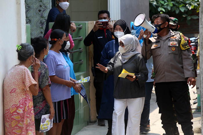Lurah Kelurahan Pacar Keling Surabaya Sri Sukariati bersama Babinsa, Babinkamtibmas dan Puspkesmas blusukan kampung di Surabaya, Jumat (23/4/2021).