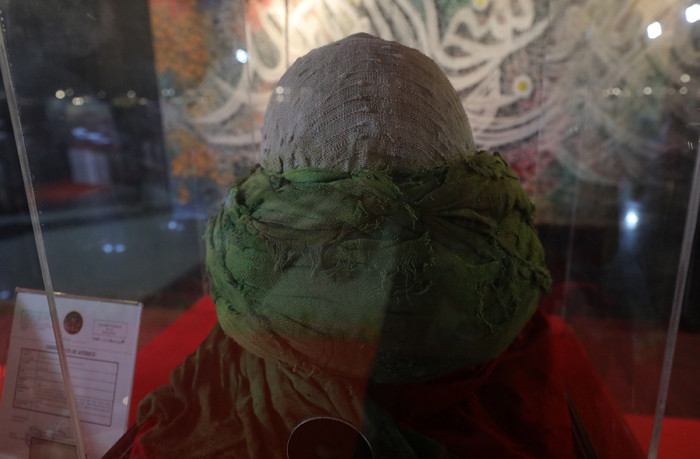 Pengunjung melihat pameran artefak peninggalan Nabi Muhammad dan sahabat di Jakarta Islamic Center, Jakarta, Jumat(23/4/2021).