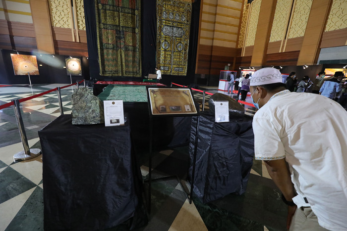 Pengunjung melihat pameran artefak peninggalan Nabi Muhammad dan sahabat di Jakarta Islamic Center, Jakarta, Jumat(23/4/2021).