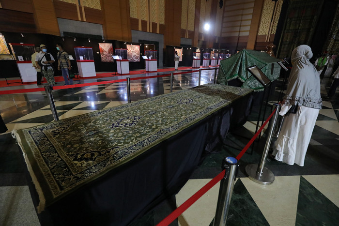 Pengunjung melihat pameran artefak peninggalan Nabi Muhammad dan sahabat di Jakarta Islamic Center, Jakarta, Jumat(23/4/2021).