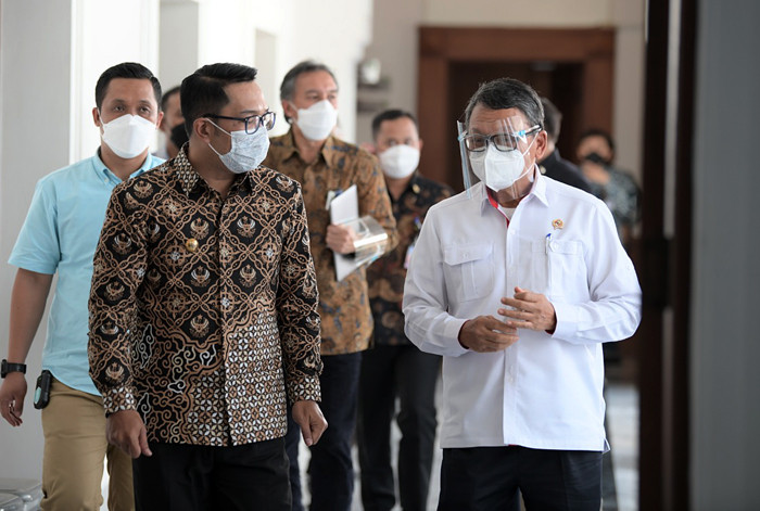 Gubernur Jawa Barat Ridwan Kamil melakukan pertemuan dengan Menteri Energi dan Sumber Daya Mineral RI Arifin Tasrif di Gedung Sate, Bandung, Kamis (23/4/2021).