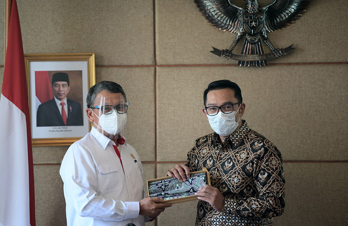 Gubernur Jawa Barat Ridwan Kamil melakukan pertemuan dengan Menteri Energi dan Sumber Daya Mineral RI Arifin Tasrif di Gedung Sate, Bandung, Kamis (23/4/2021).