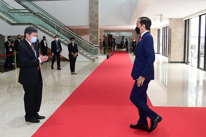 Presiden Joko Widodo didampingi Menteri Luar Retno Marsudi saat menghadiri ASEAN Leaders Meeting di gedung Sekretariat ASEAN, Jakarta, pada Sabtu (24/4/2021).