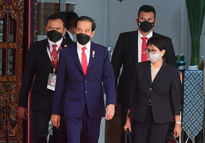 Presiden Joko Widodo didampingi Menteri Luar Retno Marsudi saat menghadiri ASEAN Leaders Meeting di gedung Sekretariat ASEAN, Jakarta, pada Sabtu (24/4/2021).
