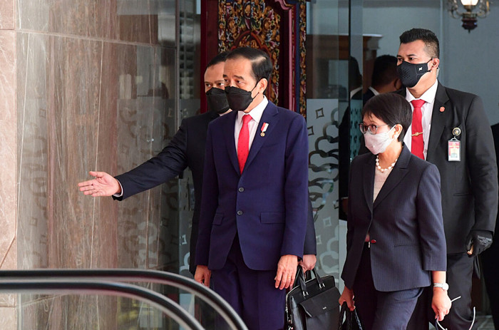 Presiden Joko Widodo didampingi Menteri Luar Retno Marsudi saat menghadiri ASEAN Leaders Meeting di gedung Sekretariat ASEAN, Jakarta, pada Sabtu (24/4/2021).