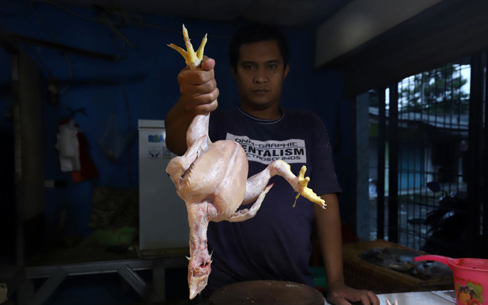 Pedagang merapikan ayam di Pasar Kecapi, Kota Bekasi, Jawa Barat, Sabtu (24/4/2021)