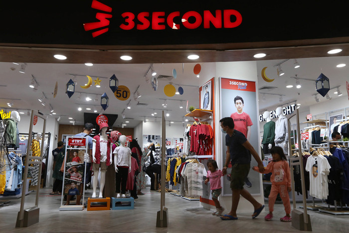 Pengunjung memilih pakaian di 3Second Store di Royal Plaza Surabaya, Jawa Timur, Sabtu (24/4/2021).