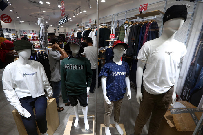 Pengunjung memilih pakaian di 3Second Store di Royal Plaza Surabaya, Jawa Timur, Sabtu (24/4/2021).