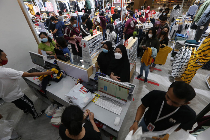 Pengunjung memilih pakaian di 3Second Store di Royal Plaza Surabaya, Jawa Timur, Sabtu (24/4/2021).