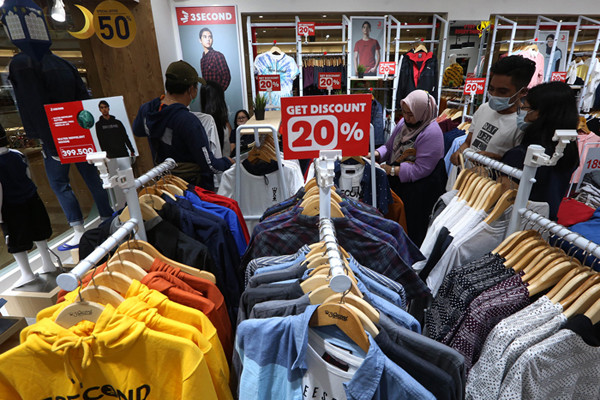 Pengunjung memilih pakaian di 3Second Store di Royal Plaza Surabaya, Jawa Timur, Sabtu (24/4/2021).