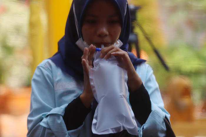 Calon penumpang melakukan tes GeNose C19 di Terminal Kalideres, Jumat (23/4/2021).