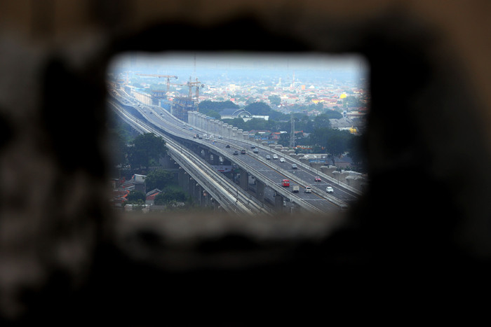 Pengendara melintasi jalan tol layang MBZ Sheikh Mohamed Bin Zayed di Kawasan Kota Bekasi, Jawa Barat, Sabtu (24/4/2021).