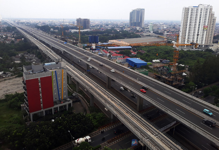 Pengendara melintasi jalan tol layang MBZ Sheikh Mohamed Bin Zayed di Kawasan Kota Bekasi, Jawa Barat, Sabtu (24/4/2021).
