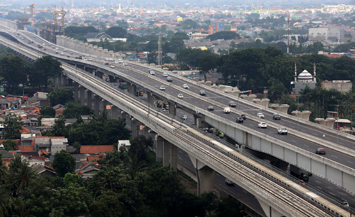 Pengendara melintasi jalan tol layang MBZ Sheikh Mohamed Bin Zayed di Kawasan Kota Bekasi, Jawa Barat, Sabtu (24/4/2021).