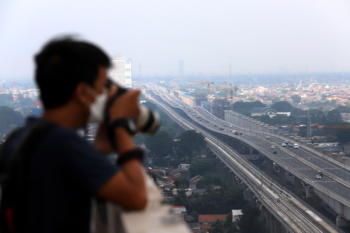 Pengendara melintasi jalan tol layang MBZ Sheikh Mohamed Bin Zayed di Kawasan Kota Bekasi, Jawa Barat, Sabtu (24/4/2021).