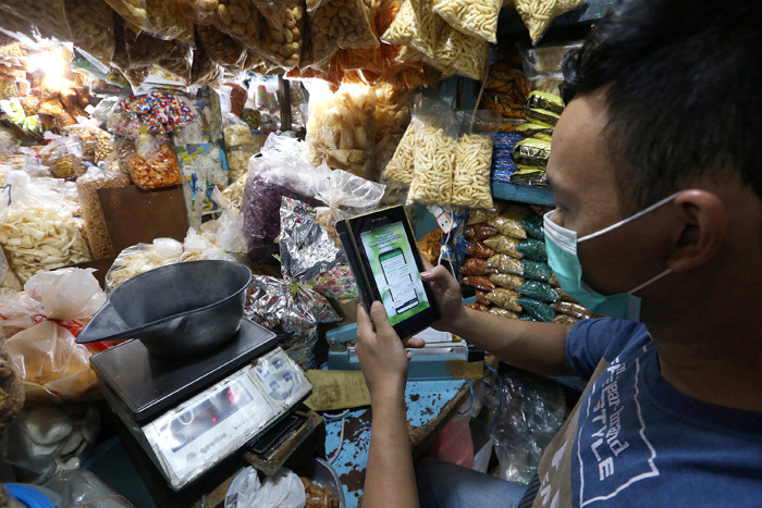 Pedagang camilan mempelajari mekanisme dan tahapan untuk mendapatkan pembiayaan bagi Usaha Mikro Kecil dan Menengah (UMKM) melalui aplikasi Pegadaian Digital.
