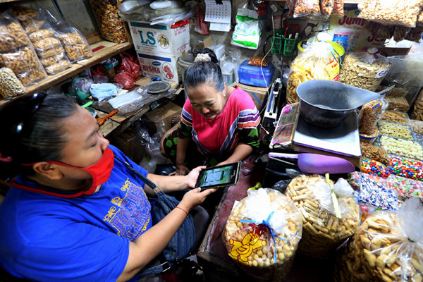 Pedagang camilan mempelajari mekanisme dan tahapan untuk mendapatkan pembiayaan bagi Usaha Mikro Kecil dan Menengah (UMKM) melalui aplikasi Pegadaian Digital.