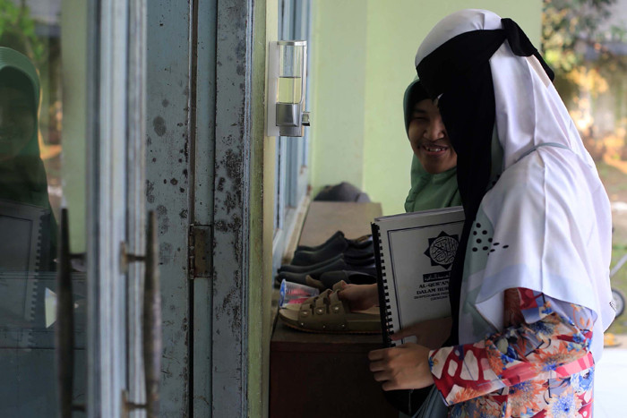 Pelajar penyandang tuna membaca Alquran Braille di Yayasan Raudlatul Makfufin di Kelurahan Buaran, Kecamatan Serpong, Tangerang Selatan, Sabtu (24/4/2021).