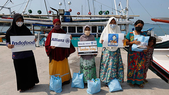 Sejumlah wartawan dari komunitas Jurnalis Peduli menyalurkan bantuan paket sembako kepada warga pesisir di Pulau Panjang, Banten, Sabtu (24/4/2021).