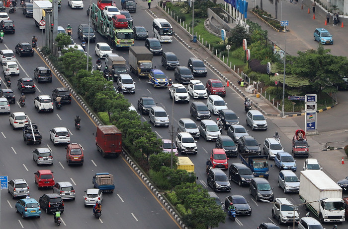 Pengendara mobil dan motor terjebak kemacetan di kawasan Bekasi Barat, Kota Bekasi, Jawa Barat, Minggu (25/4/2021).