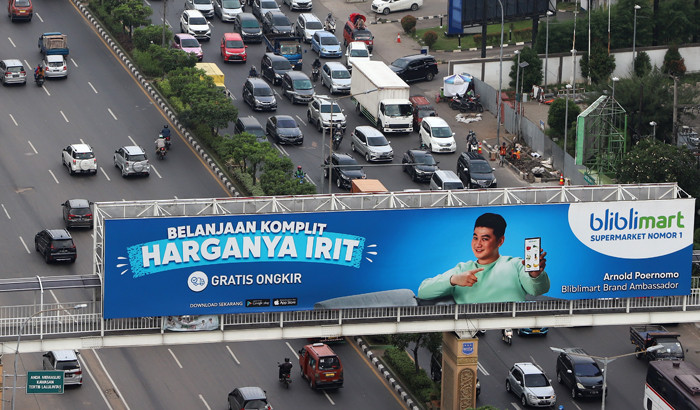 Pengendara mobil dan motor terjebak kemacetan di kawasan Bekasi Barat, Kota Bekasi, Jawa Barat, Minggu (25/4/2021).
