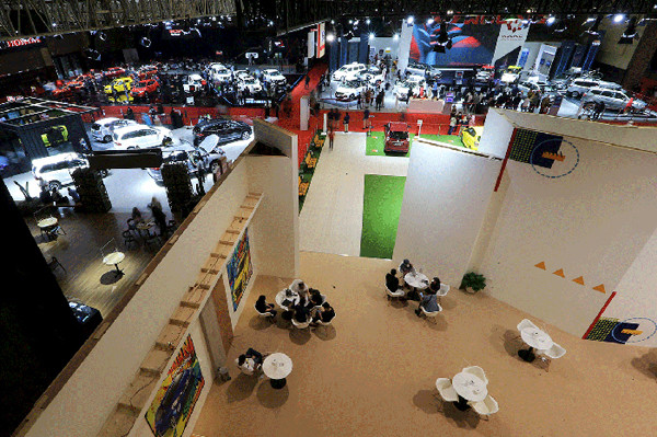 Pengunjung melihat sejumlah mobil yang dipamerkan pada hari terakhir ajang IIMS Hybrid 2021 di JIEXpo Kemayoran, Jakarta, Minggu (25/4/2021).