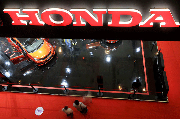 Pengunjung melihat sejumlah mobil yang dipamerkan pada hari terakhir ajang IIMS Hybrid 2021 di JIEXpo Kemayoran, Jakarta, Minggu (25/4/2021).