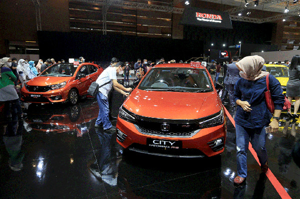 Pengunjung melihat sejumlah mobil yang dipamerkan pada hari terakhir ajang IIMS Hybrid 2021 di JIEXpo Kemayoran, Jakarta, Minggu (25/4/2021).