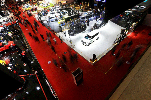 Pengunjung melihat sejumlah mobil yang dipamerkan pada hari terakhir ajang IIMS Hybrid 2021 di JIEXpo Kemayoran, Jakarta, Minggu (25/4/2021).