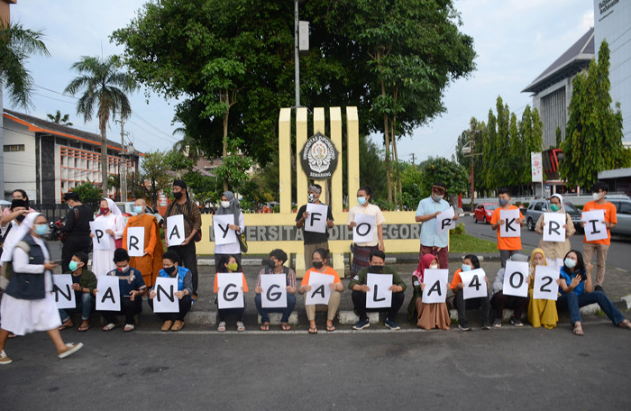 Tokoh lintas agama dan kepercayaan yang tergabung dalam gerakan kebangsaan atau Gerbang Watugong menggelar doa bersama di Semarang, Minggu (25/4/2021).