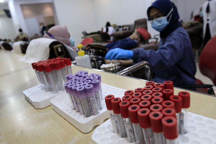 Pendonor sukarela mendonorkan darahnya melalui Unit Tranfusi Darah (UTD) Palang Merah Indonesia (PMI) DKI Jakarta, Senin (26/4/2021).