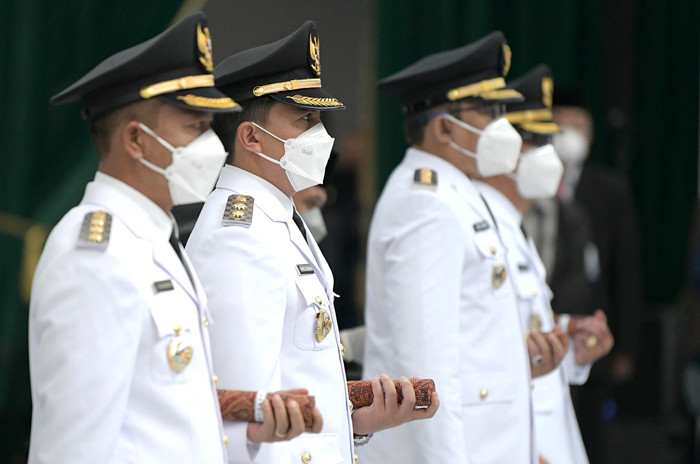 Gubernur Jabar Ridwan Kamil melantik Bupati dan Wakil Bupati Bandung dan Bupati dan Wakil Bupati Kabupaten Tasikmalaya definitif di Bandung, Senin (26/4/2021).