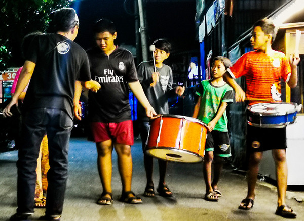 Sejumlah anak bersemangat memainkan alat musik drum sambil membangunkan warga untuk sahur di kawasan Jakarta Barat, Minggu (25/4/2021).