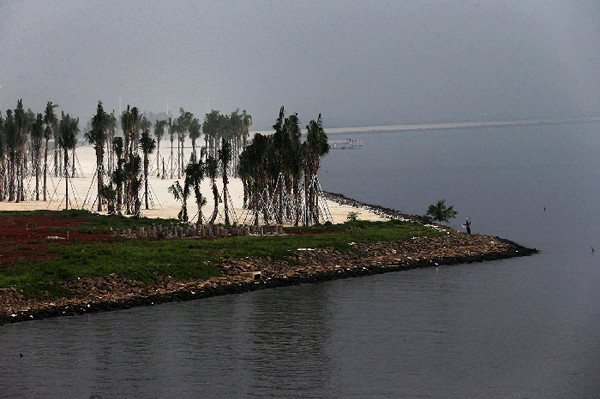 Kawasan pantai yang baru selesai pada pertengahan 2020 ini menjadi tujuan rekreasi pantai alternatif terbaru warga DKI Jakarta selain Ancol.