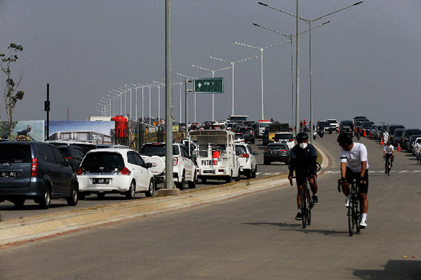 Kawasan pantai yang baru selesai pada pertengahan 2020 ini menjadi tujuan rekreasi pantai alternatif terbaru warga DKI Jakarta selain Ancol.