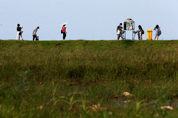 Kawasan pantai yang baru selesai pada pertengahan 2020 ini menjadi tujuan rekreasi pantai alternatif terbaru warga DKI Jakarta selain Ancol.