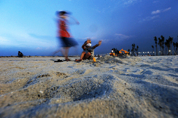 Kawasan pantai yang baru selesai pada pertengahan 2020 ini menjadi tujuan rekreasi pantai alternatif terbaru warga DKI Jakarta selain Ancol.