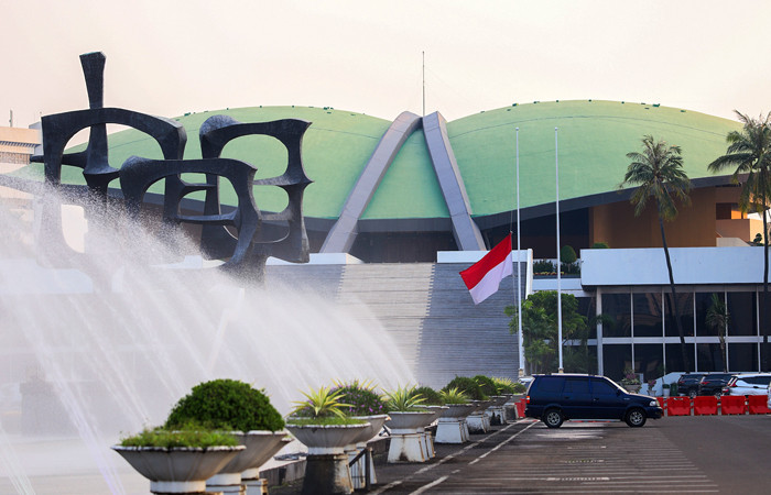 Bendera merah putih berkibar setengah tiang di halaman DPR/MPR/DPD RI, Kompleks Parlemen, Senayan, Jakarta, Selasa (27/4/2021).