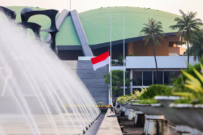 Bendera merah putih berkibar setengah tiang di halaman DPR/MPR/DPD RI, Kompleks Parlemen, Senayan, Jakarta, Selasa (27/4/2021).