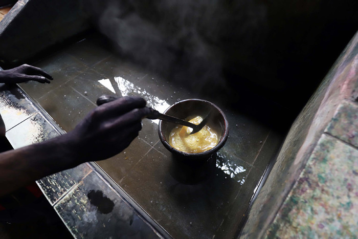 Pekerja menyelesaikan pewarnaan batik di lokasi pembuatan batik terogong khas betawi di Jakarta, Selasa (27/4/2021).