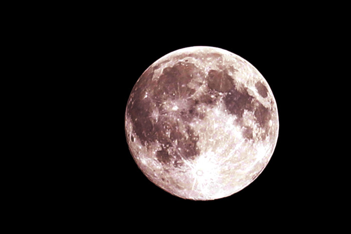 Pemandangan bulan purnama merah muda terlihat dari kawasan Pamulang, Tangerang Selatan, Senin (26/4/2021).