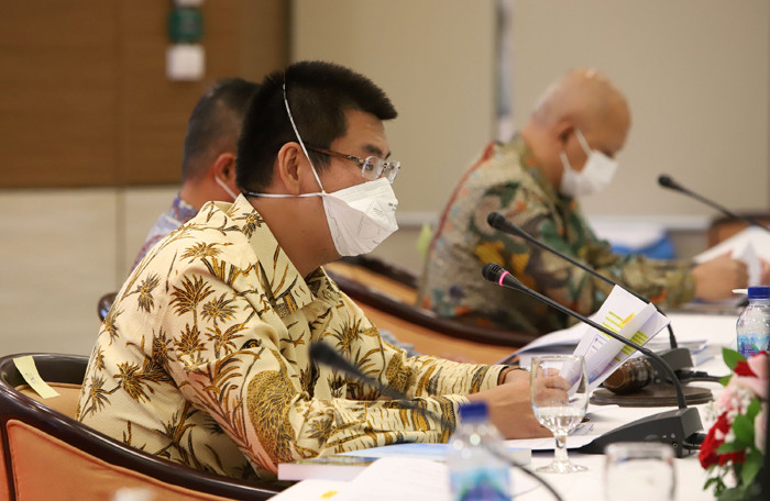 Wakil Presiden Direktur PT Indopoly Industry Tbk Jeffrey Halim memberikan keterangan kepada wartawan usai RUPST di Jakarta, Selasa (27/4/2021).