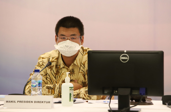 Wakil Presiden Direktur PT Indopoly Industry Tbk Jeffrey Halim memberikan keterangan kepada wartawan usai RUPST di Jakarta, Selasa (27/4/2021).