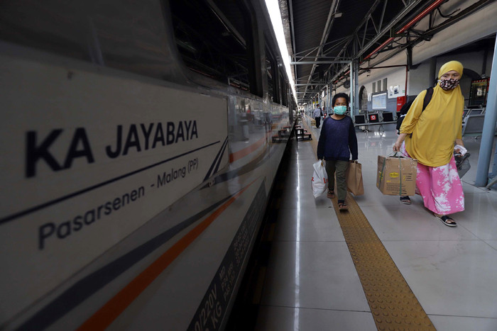 Calon penumpang berjalan di area keberangkatan Stasiun Pasar Senen, Jakarta, Senin (26/4/2021).