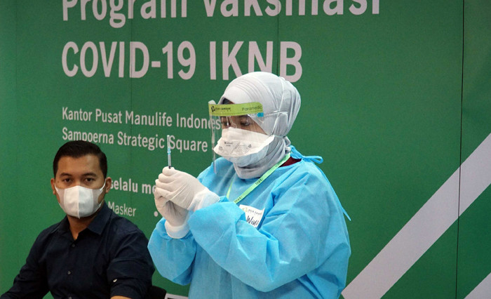 Manulife Indonesia menggelar vaksin Covid-19 untuk lansia berusia minimal 60 tahun dan tenaga pemasar terpilih.