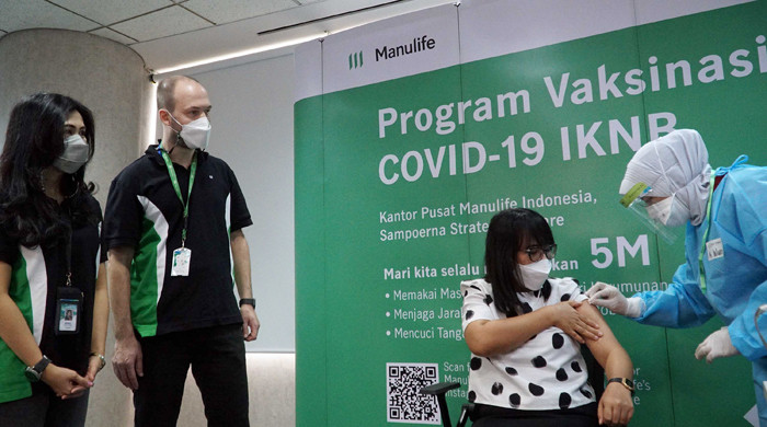 Manulife Indonesia menggelar vaksin Covid-19 untuk lansia berusia minimal 60 tahun dan tenaga pemasar terpilih.