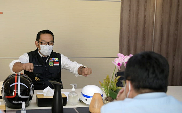 Gubernur Jawa Barat Ridwan Kamil meninjau pabrik Wika Industri Manufaktur (WIMA) di Jalan Raya Narogong, Cileungsi, Kabupaten Bogor, Selasa (27/4/2021).